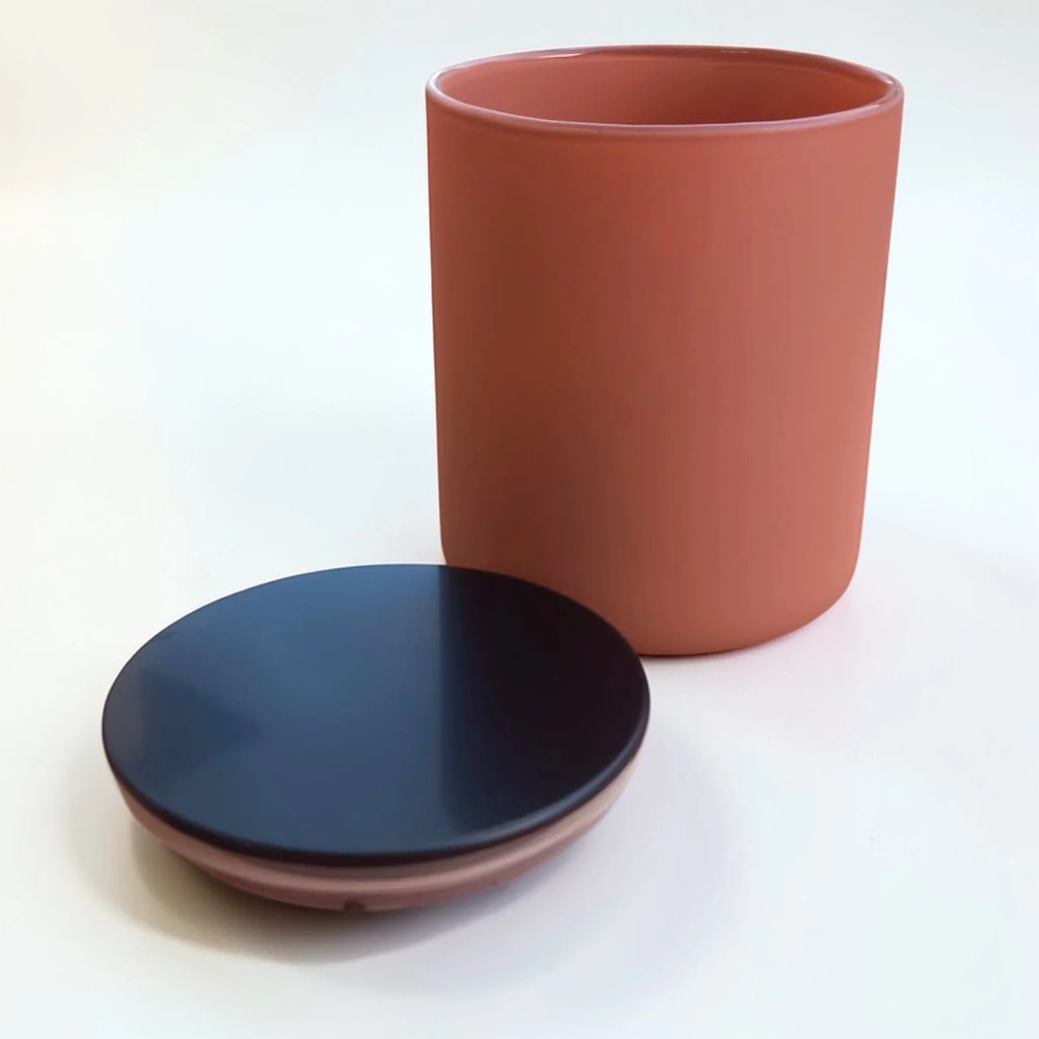 Bicchiere in Vetro Colorato Smerigliato con Tappo Abbinato – Eleganza e Stile per le Tue Candele - Image 7